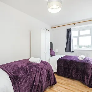 Apartment Spacious 3 Bed 1 Bath Hse W Guest Toilet W Parking Near Excel - E16, London
