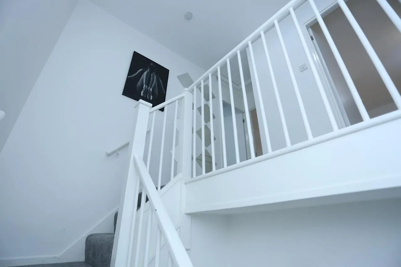 Apartment Abbeywood Station House London